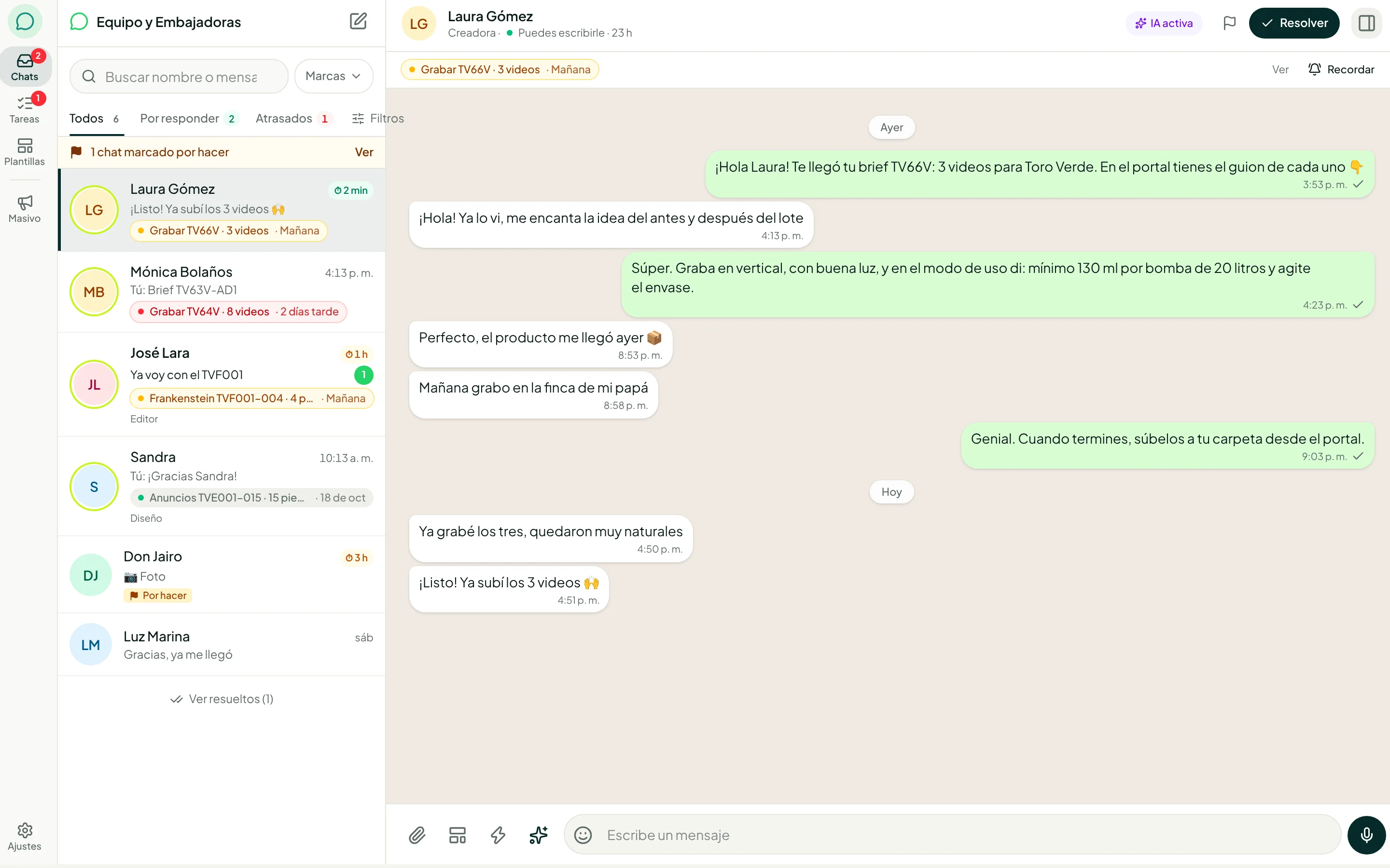 El WhatsApp CRM de Sinapsis: los chats con las creadoras y, al lado, su guion y sus entregas.